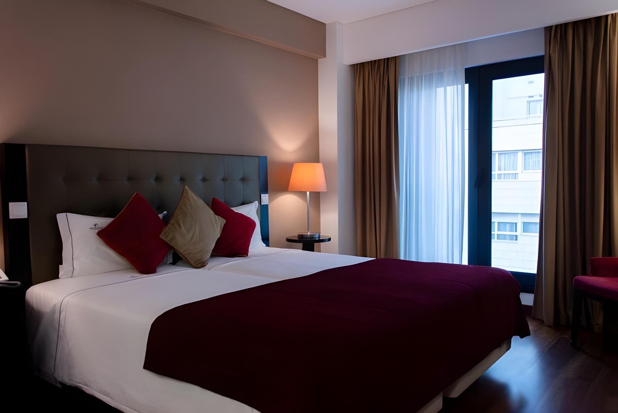ROOM, SINGLE