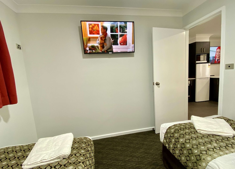 Best Western Plus All Settlers Motor Inn 26/34