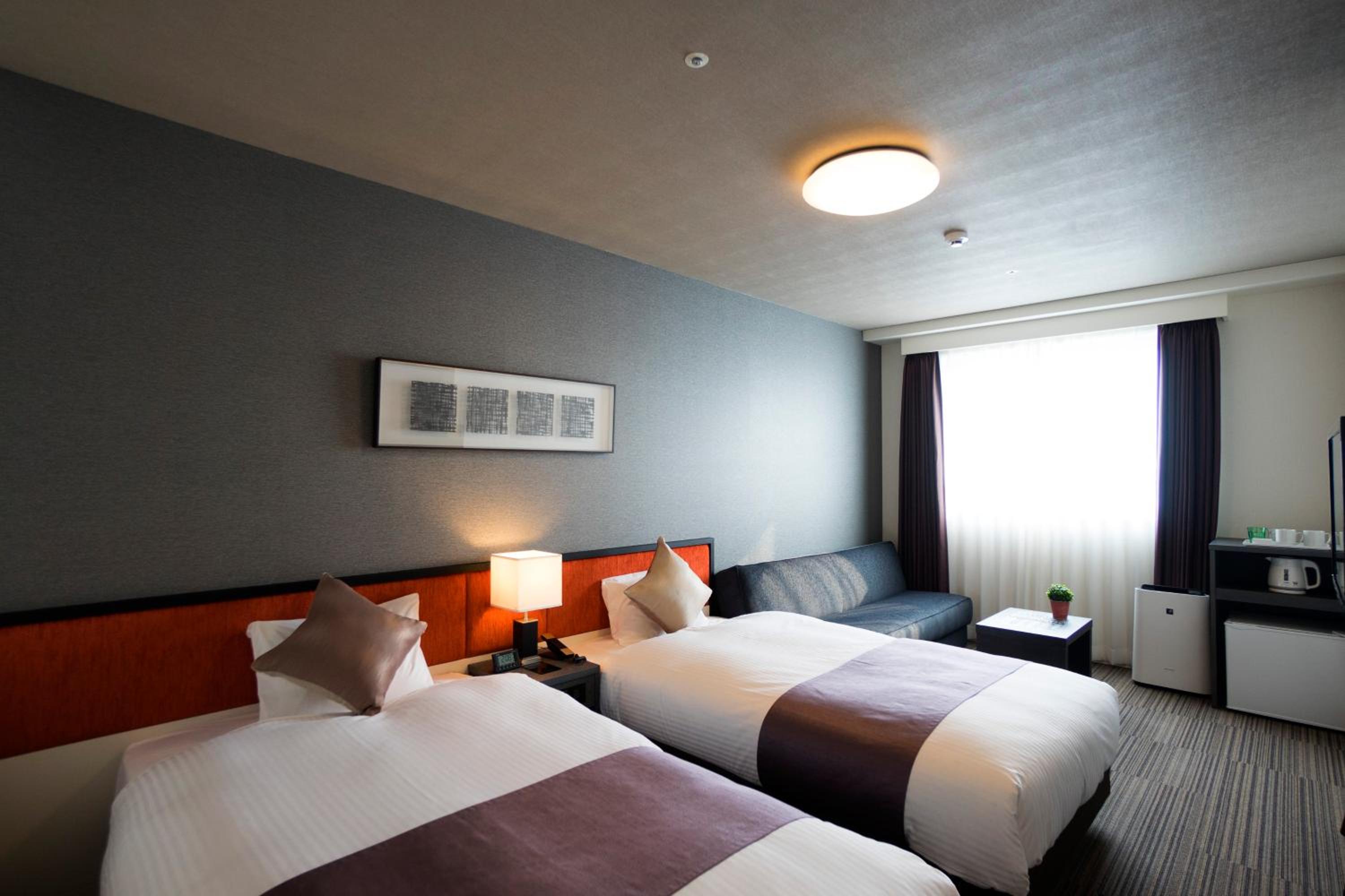 Moderate, Twin Beds, Sofa