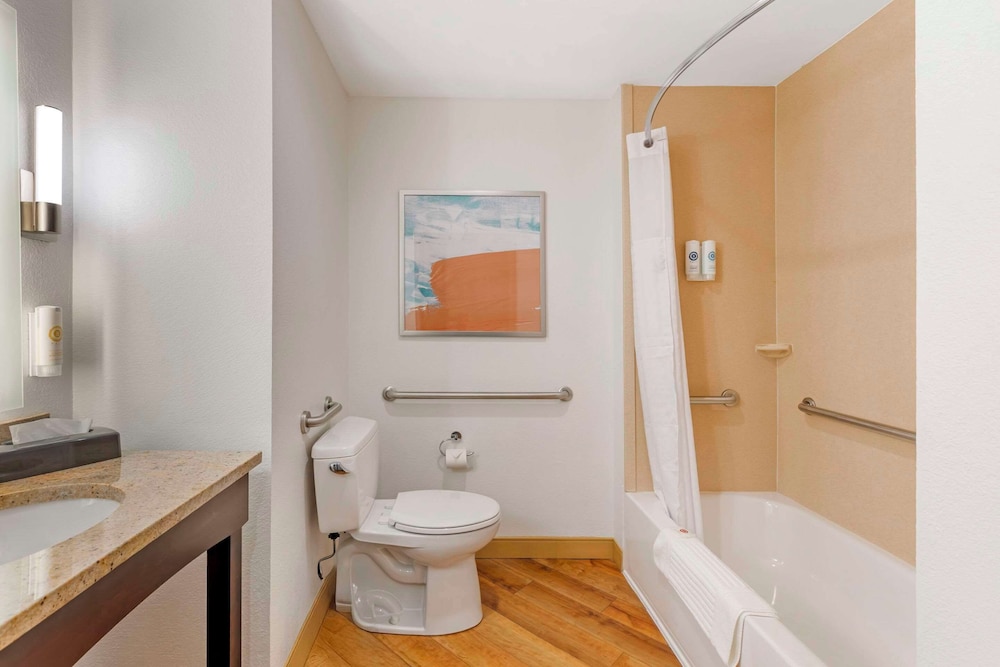 غرفة قياسية بسريرين كوين، Comfort Inn & Suites Verona at Turning Stone Resort Casino 6/6