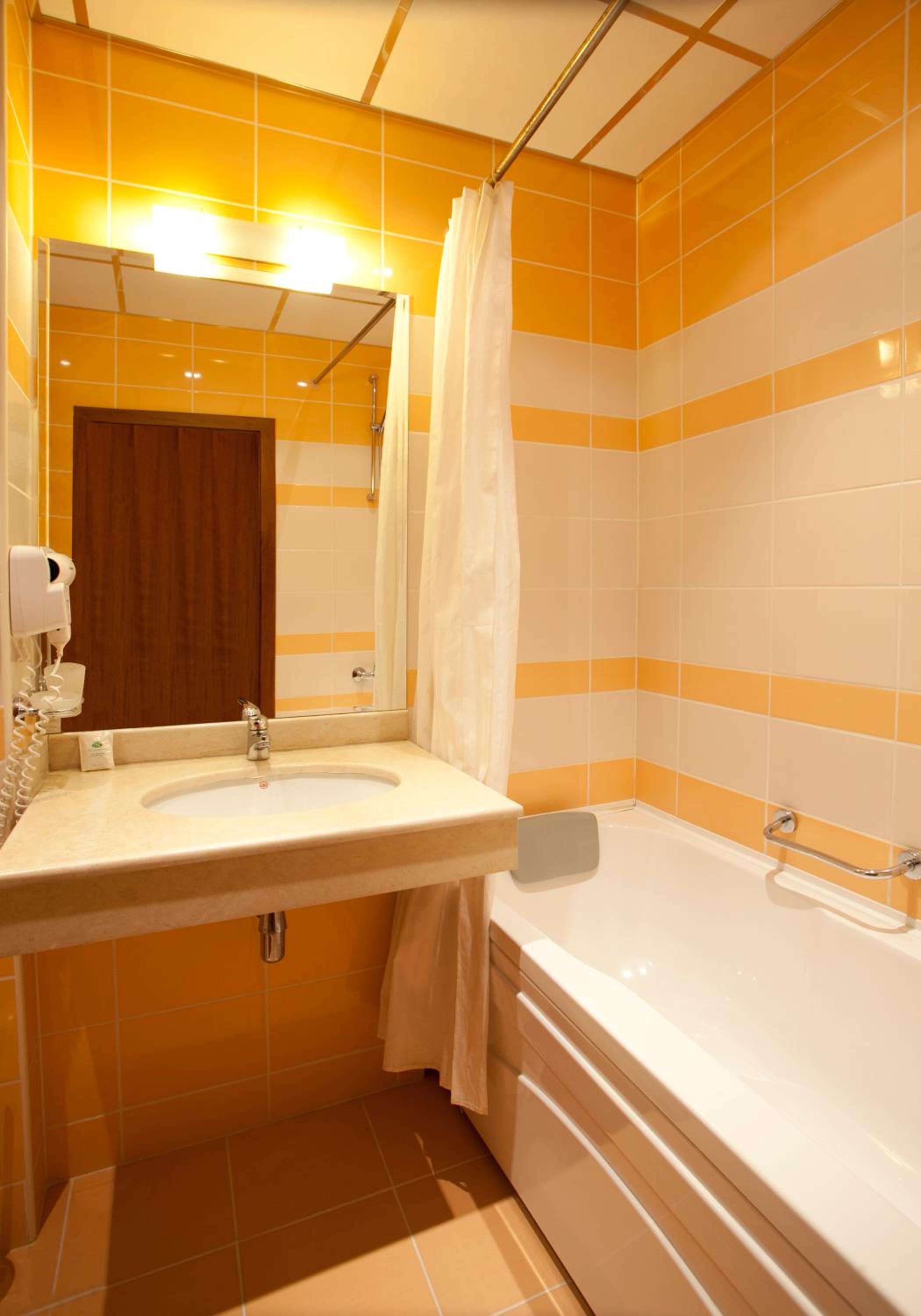 Contessa Hotel 44/45