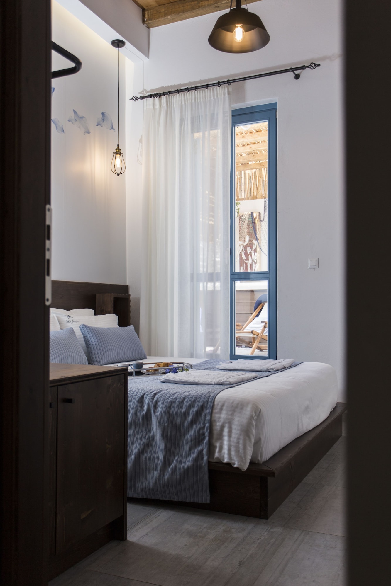 IAMA, SUITE, QUEEN BED, SOFA