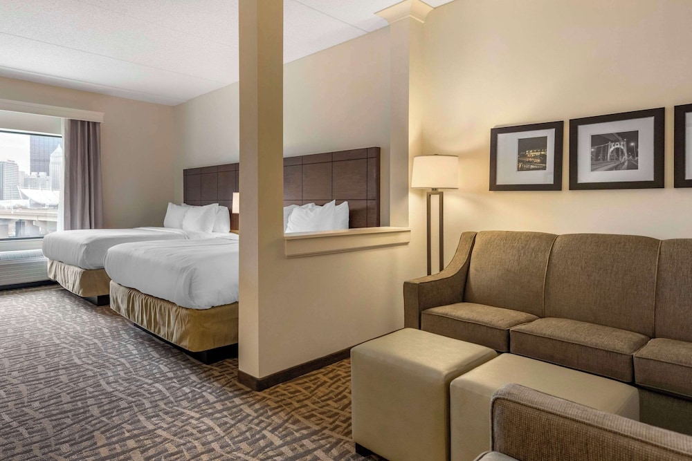 Suite, 2 Queen Beds, Sofa, Comfort Inn and Suites Pittsburgh Northshore, PA 2/4