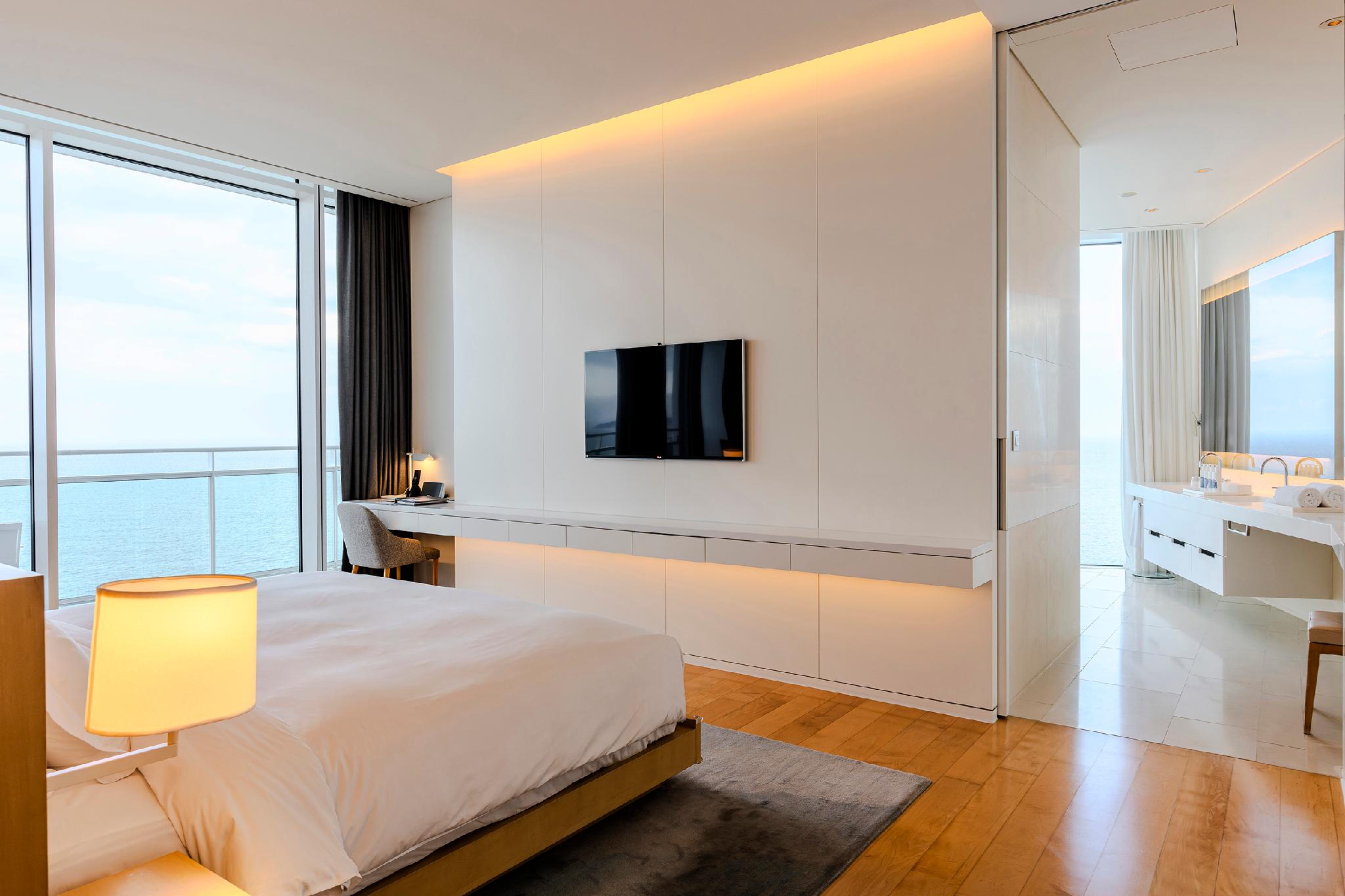 Executive, Suite, King Bed, Ocean View, Sauna, with Pool