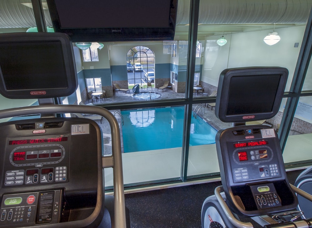 Holiday Inn Express Hotel Suites Buffalo Airport 33/58