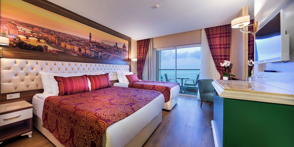 Standard, 1 Double and 1 Single Bed, Sea View
