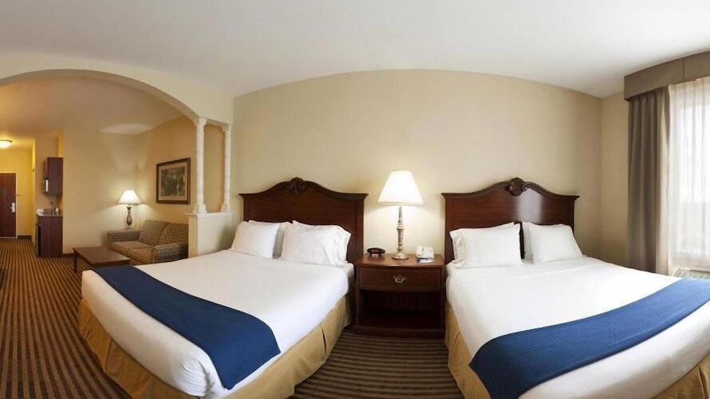 Holiday Inn Express Hotel Suites Waxahachie 30/74