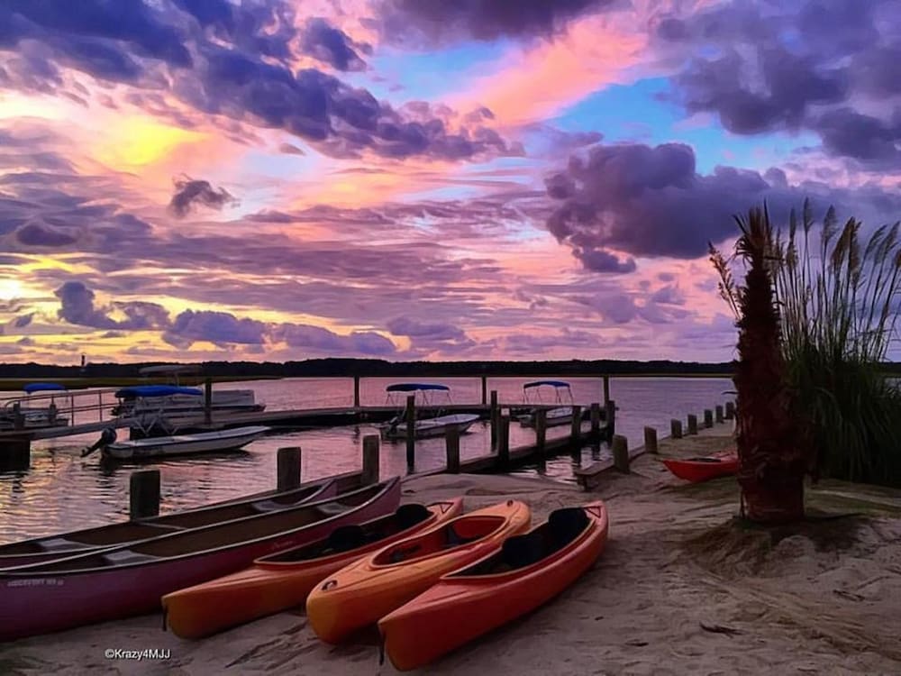 Snug Harbor Marina and Hotel 27/32