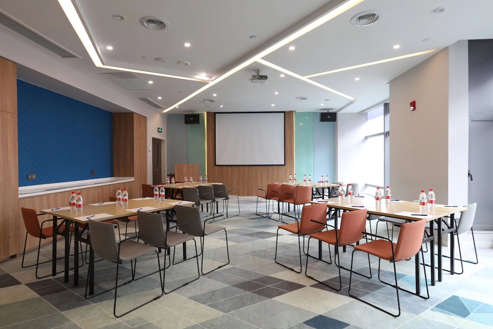 Holiday Inn Express Chengdu Tianfu Airport Zone 28/33
