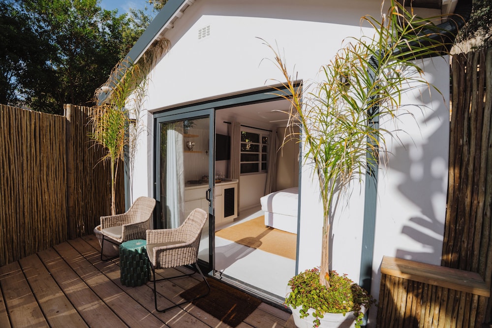 The Bungalow 2/50