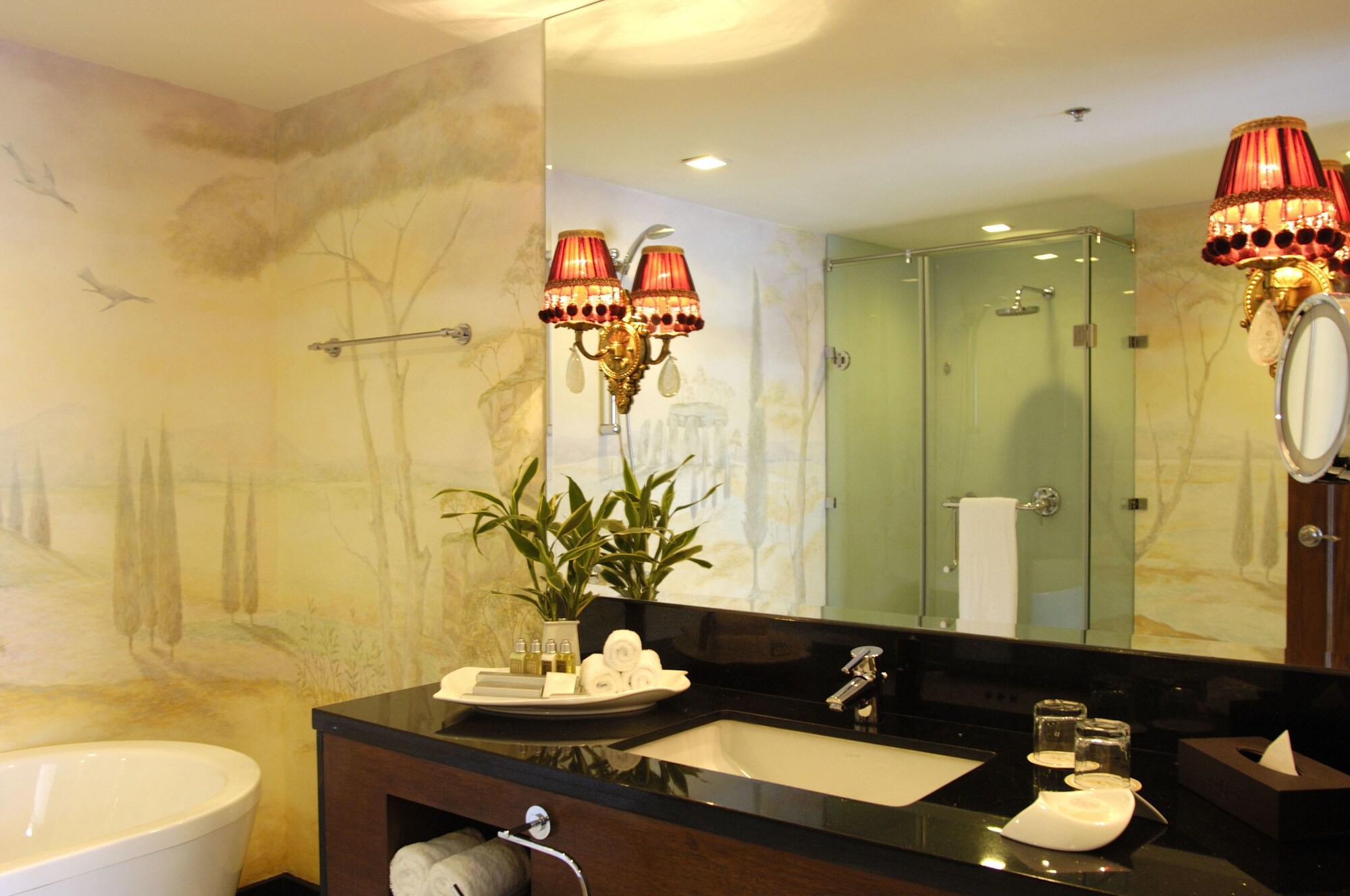 SUITE, KING BED