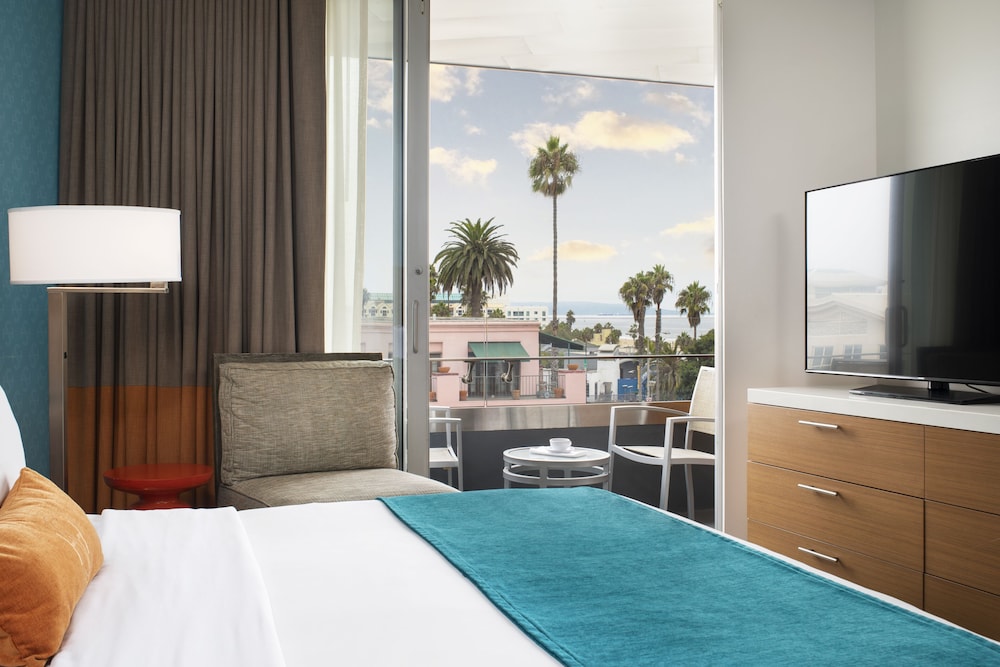 Shore Hotel 24/50