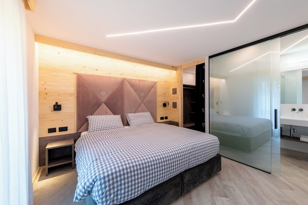 غرفة بسريرين منفصلين بإطلالة على الجبل، HOTEL CHALET PINETA 4/10