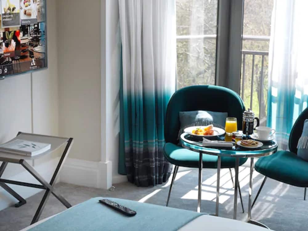 The Athenaeum Hotel & Residences 62/66