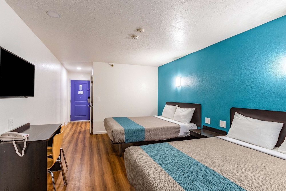 Motel6 Fountain Valley, CA - Huntington Beach Area 7/37