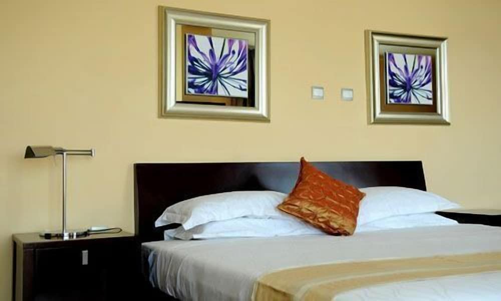 DELUXE, KING BED