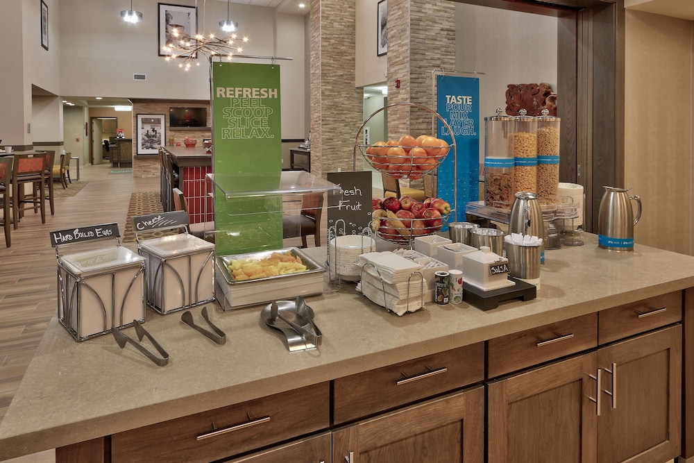 Hampton Inn and Suites Artesia 33/46