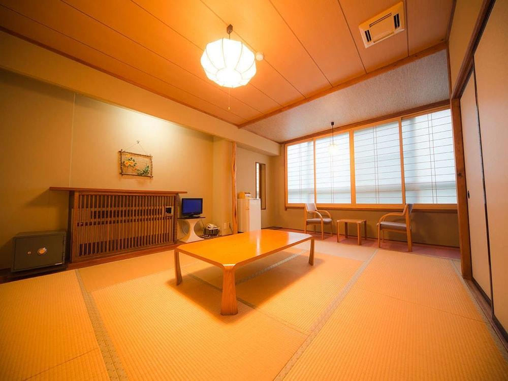 Japanese, No Bathroom, Smoking