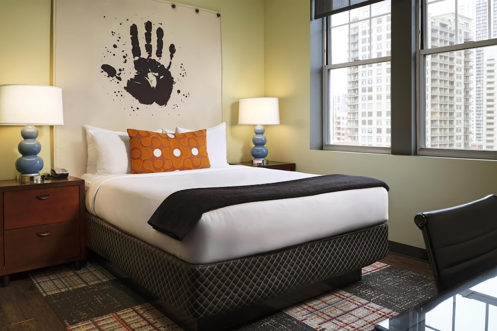 Room, Queen Bed, City View