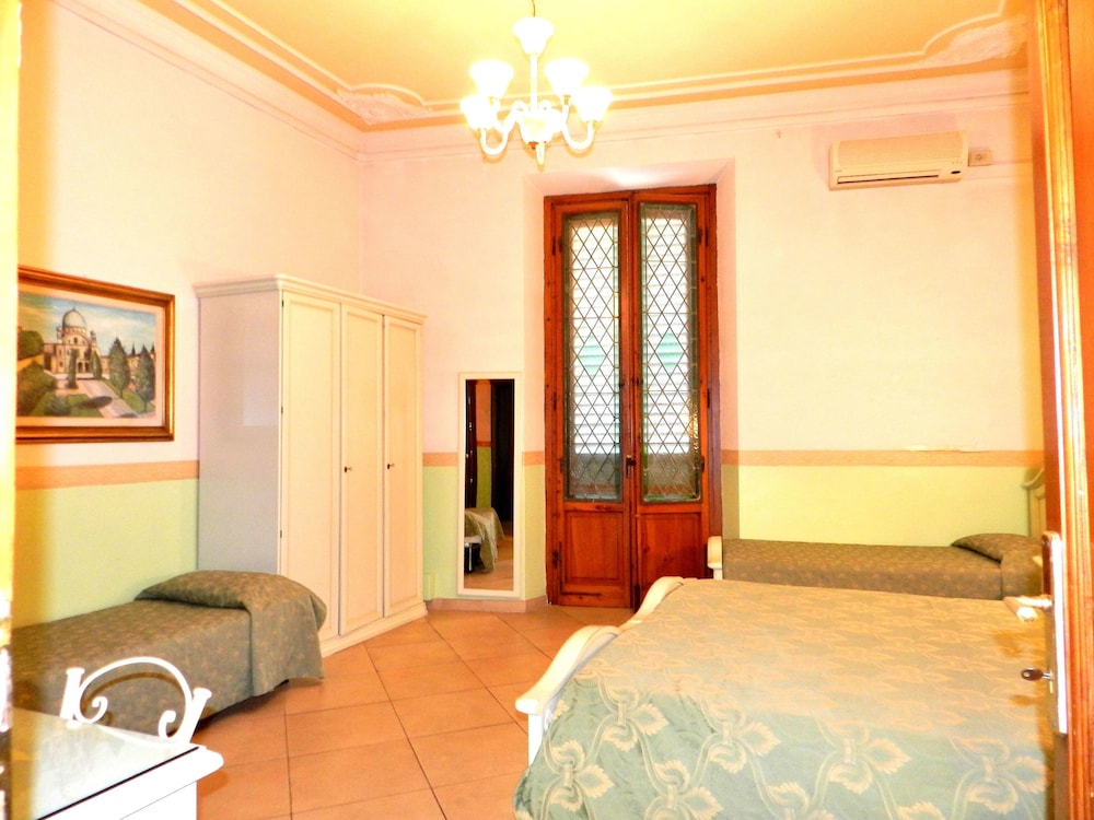 Hotel Desiree 9/62
