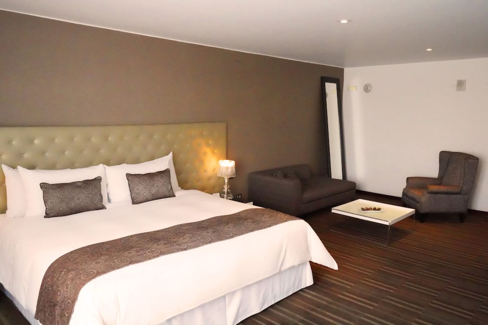 JUNIOR SUITE, KING BED