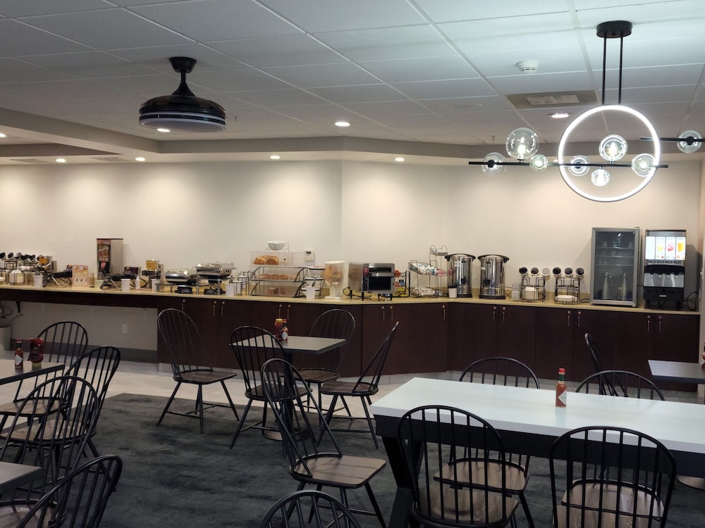 La Quinta Inn and Suites by Wyndham Lake George 31/50