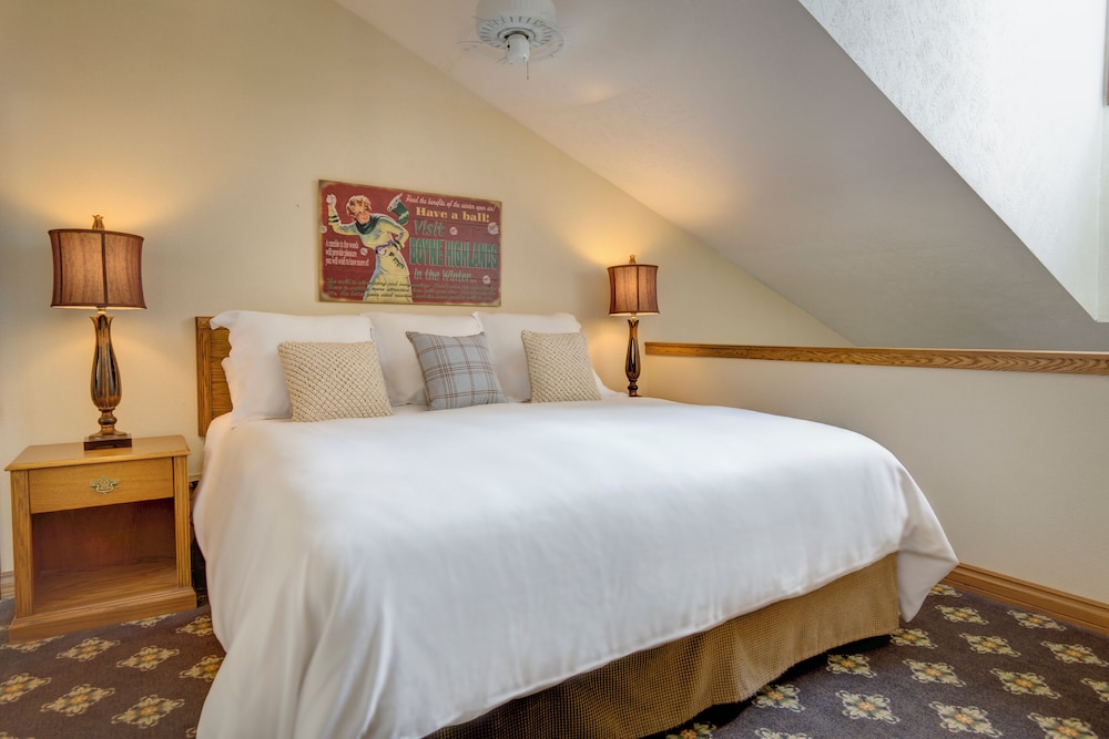 Loft, King Bed, Queen Murphy Bed, Sofa, Healing Area