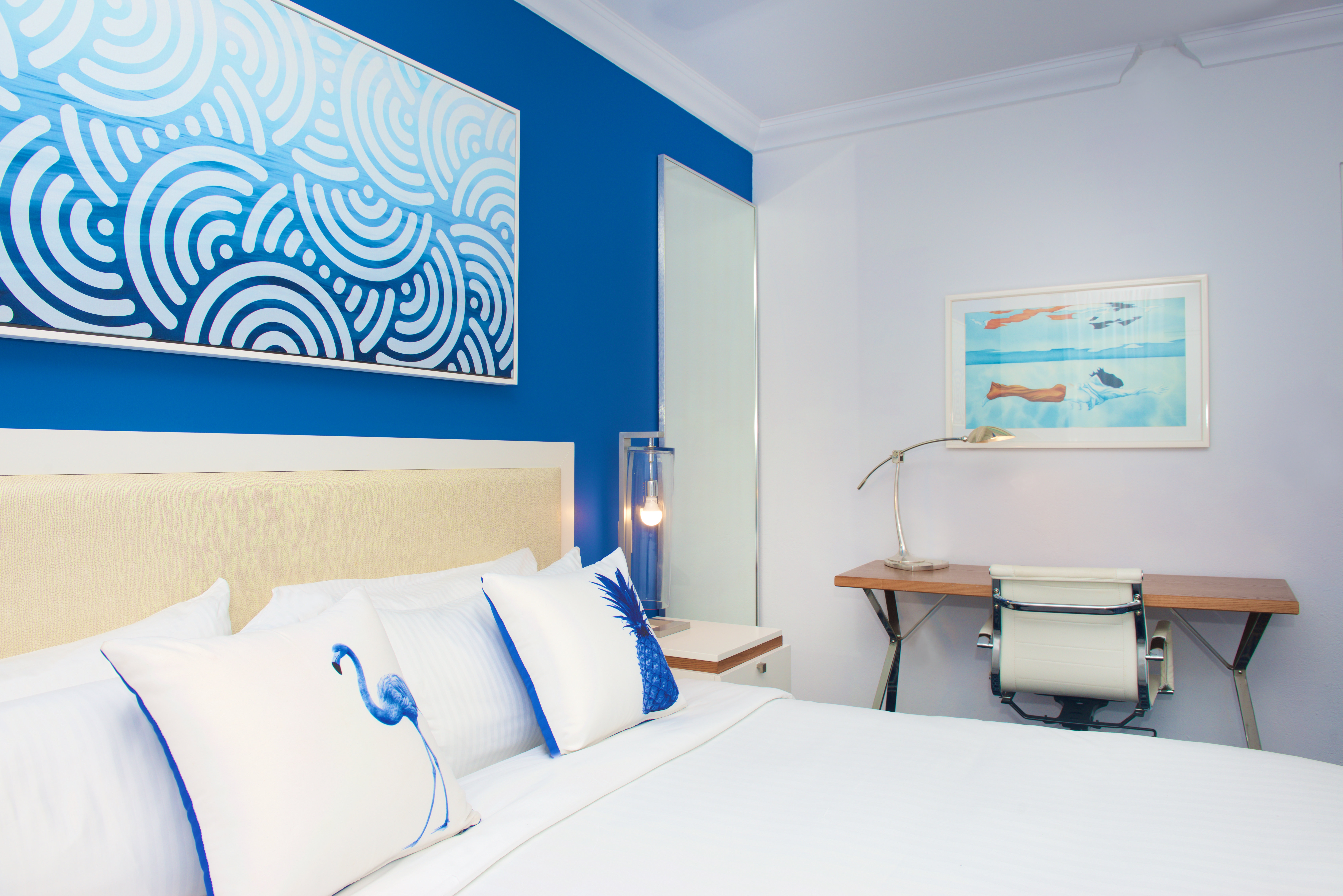 Blue Moon Hotel 30/75