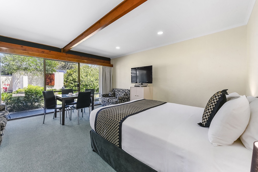 WILLIAM MACINTOSH MOTOR LODGE 14/31