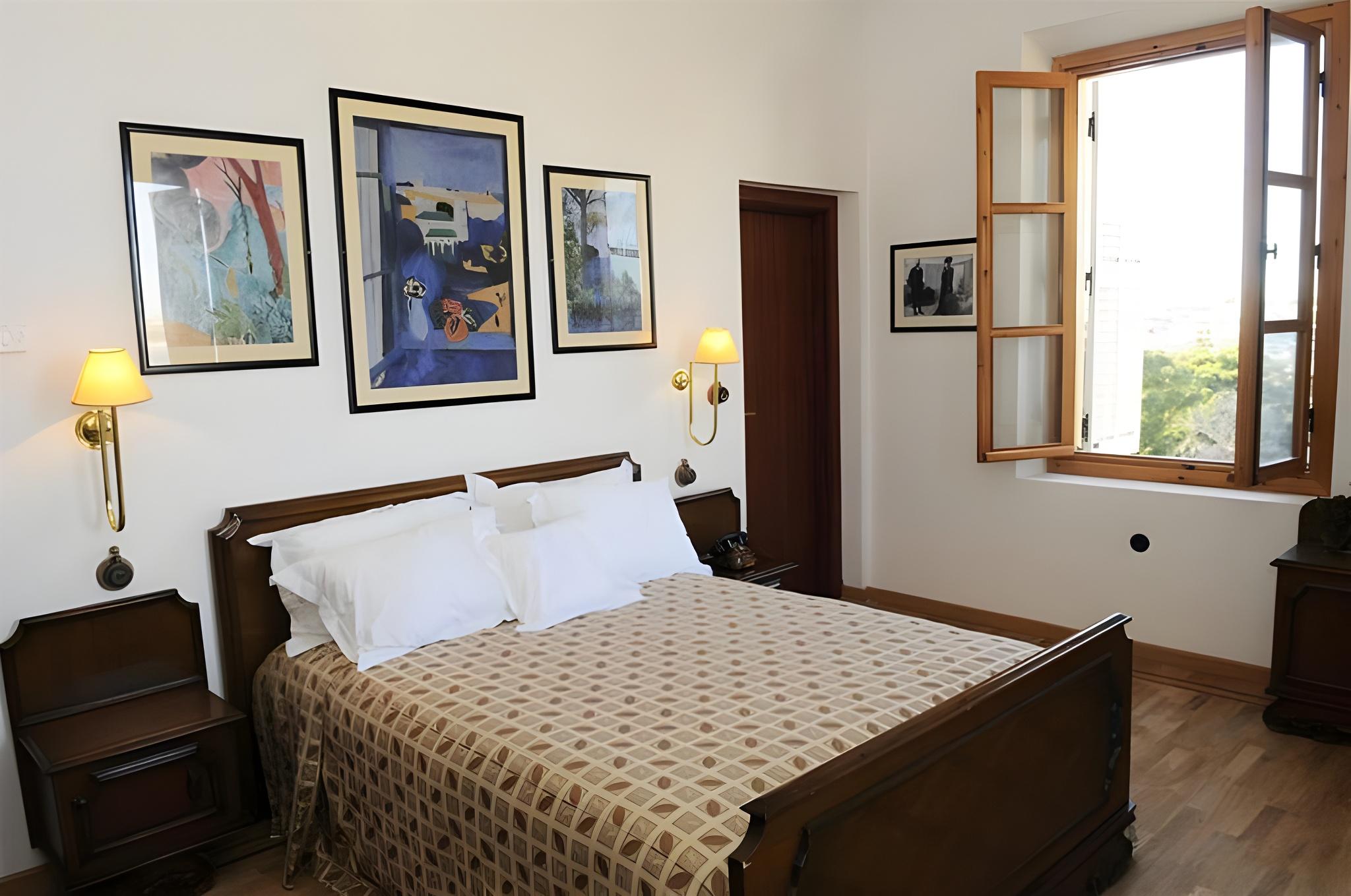 ROOM, SINGLE