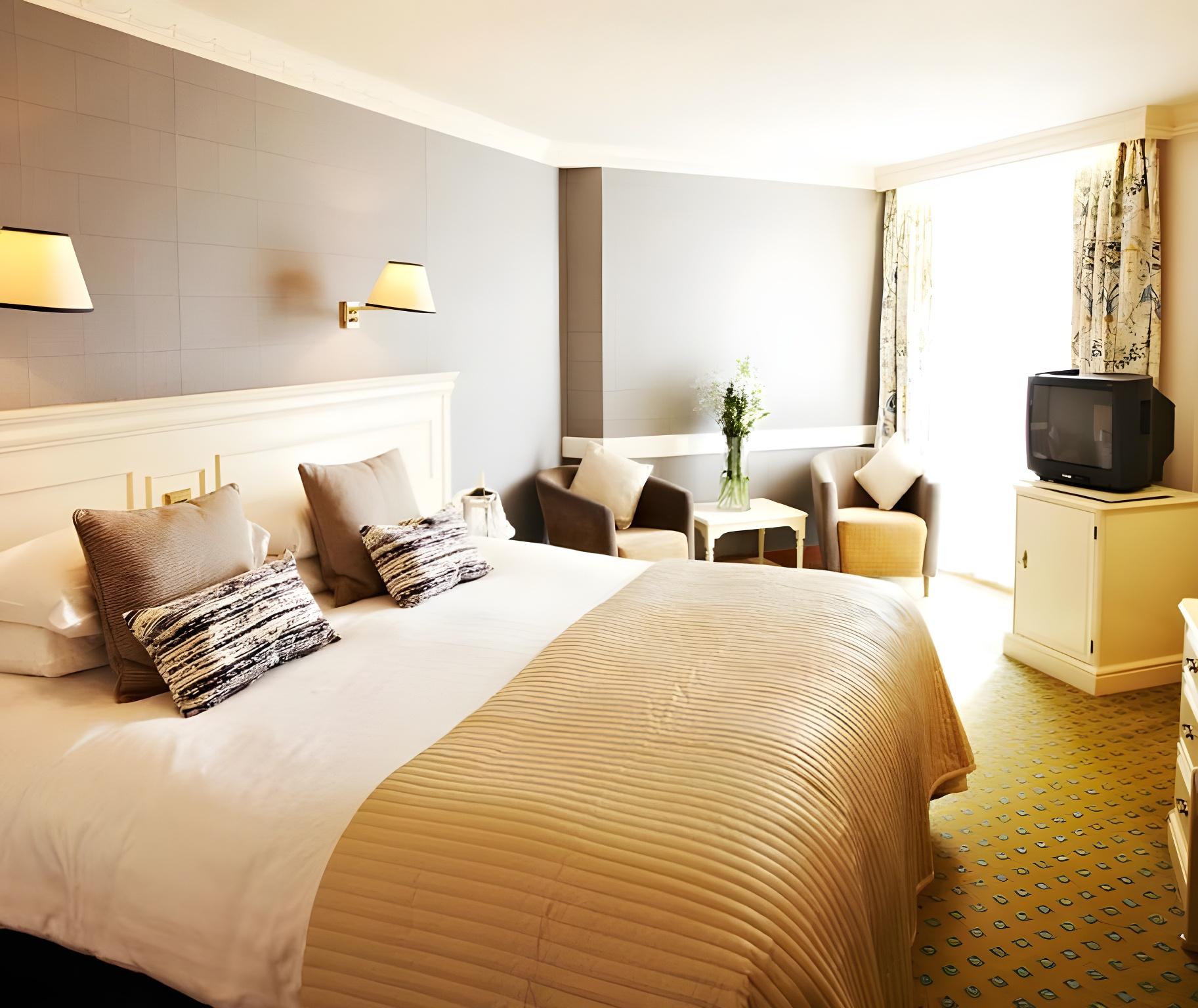 Room, King Bed, No Window, Small