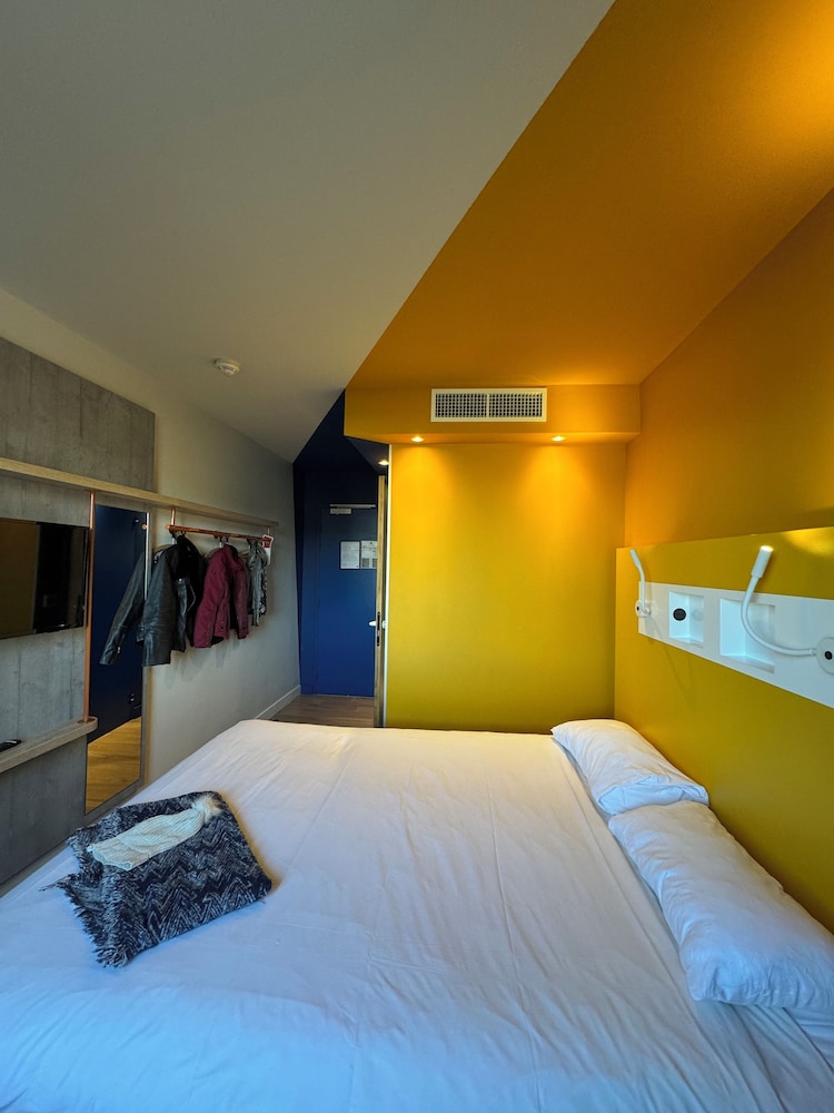 ROOM, DOUBLE BED