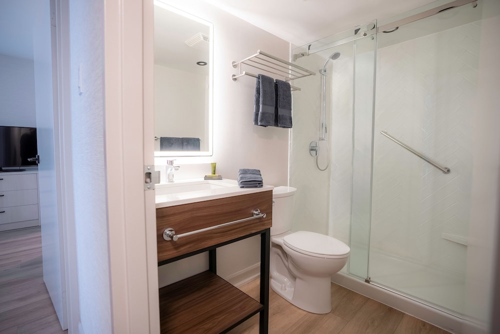 جناح عصري عائلي بسرير كوين وسريرين مزدوجين بغرفتي نوم، Les Suites Hotel Ottawa 3/3