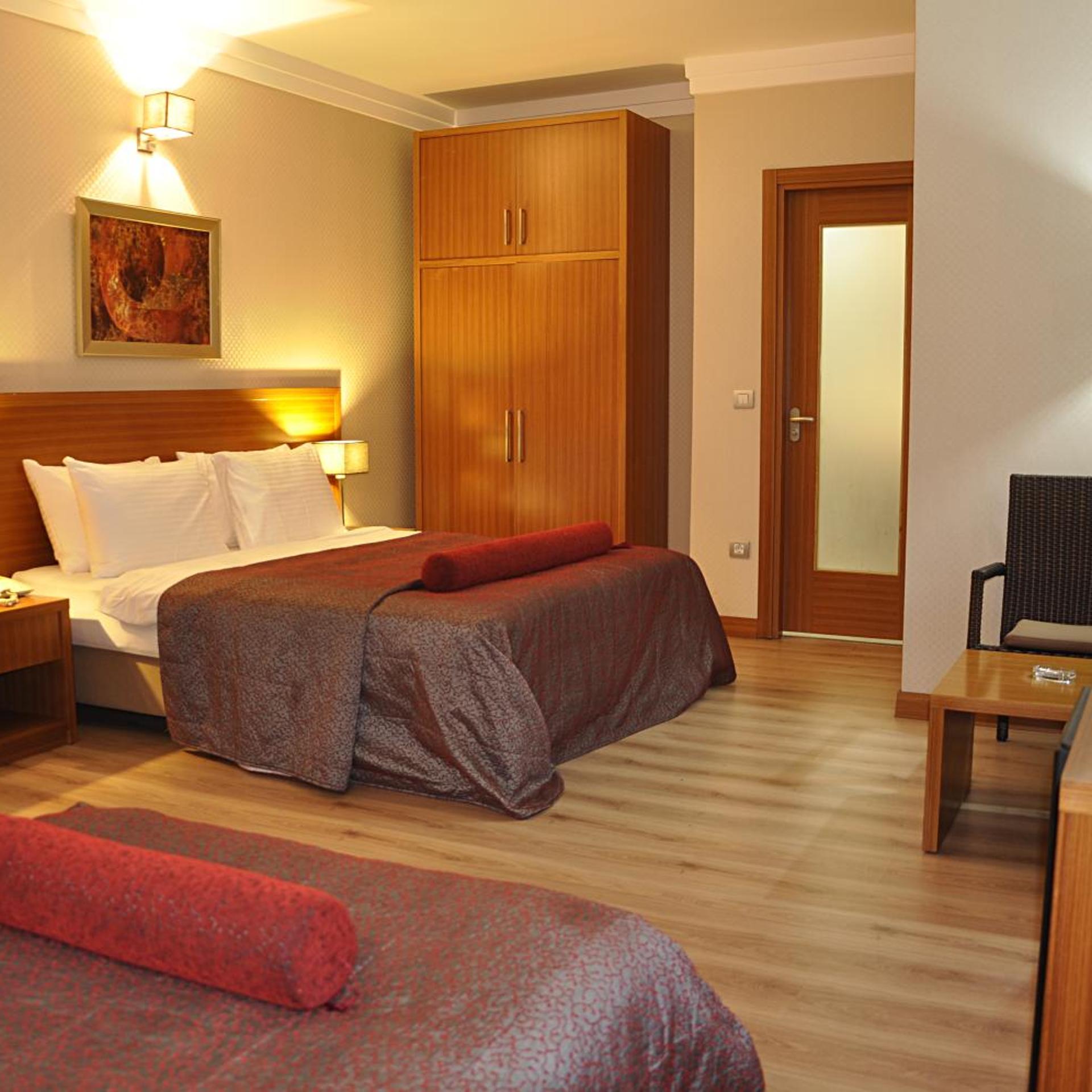 غرفة ثلاثية، Island Hotel 3/7