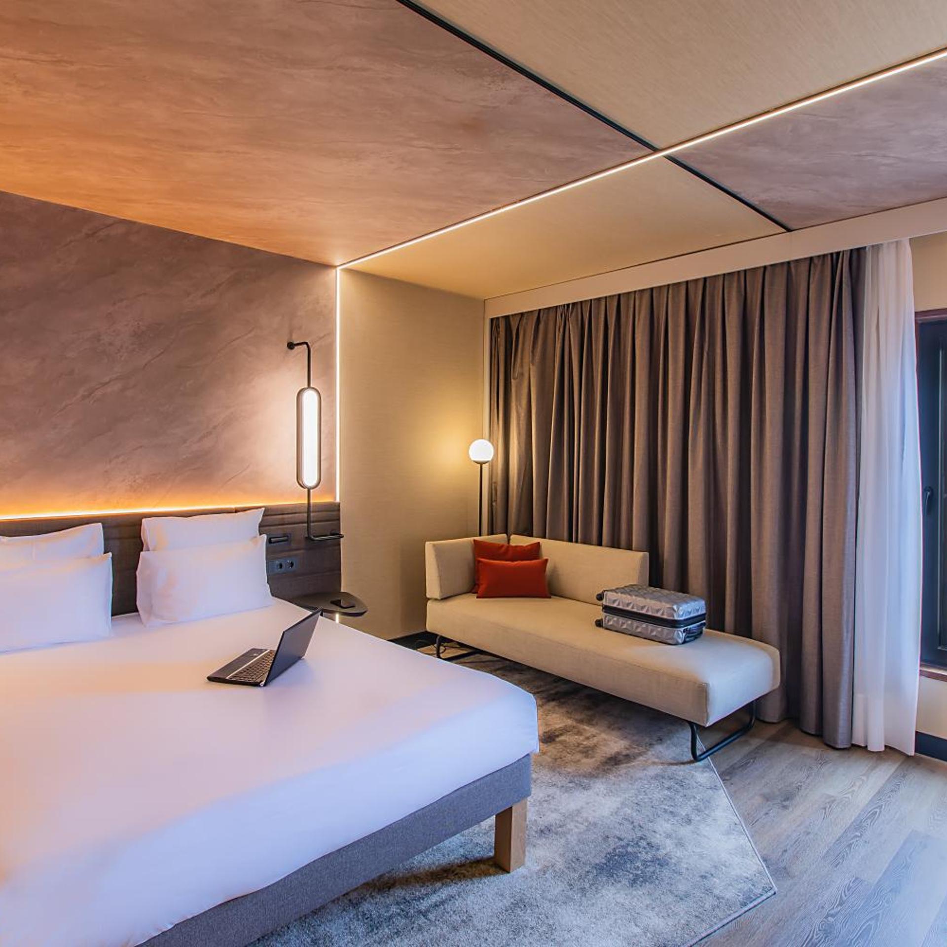 Standard, Queen Bed