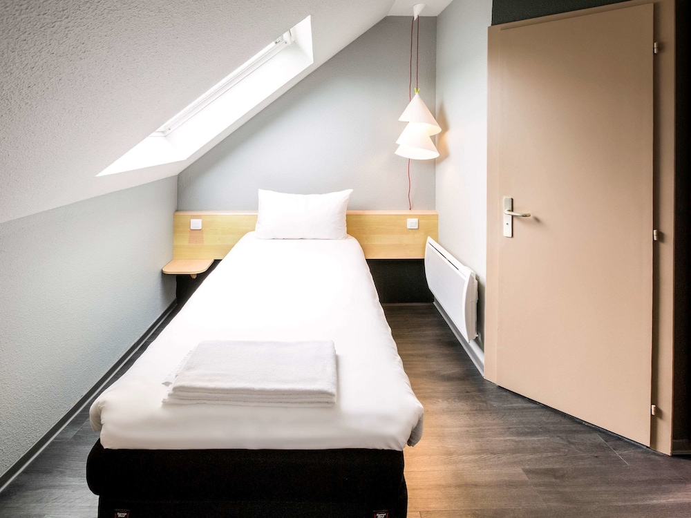IBIS CHERBOURG LA GLACERIE 18/77