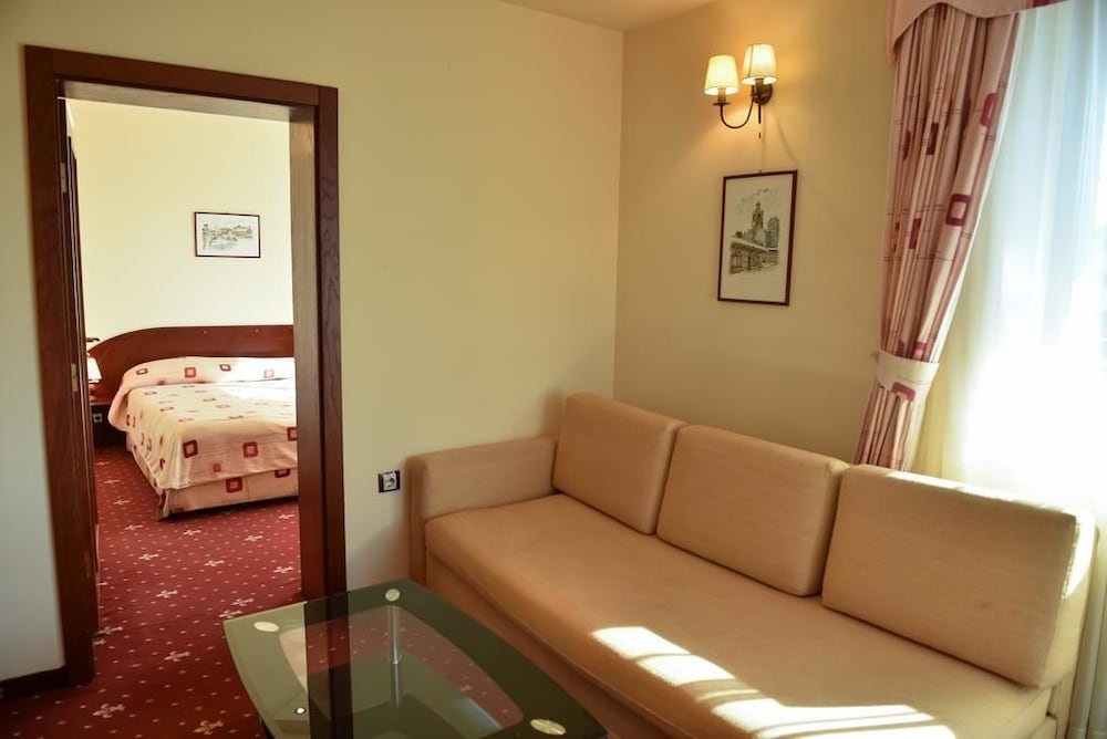 Martin Hotel 26/45