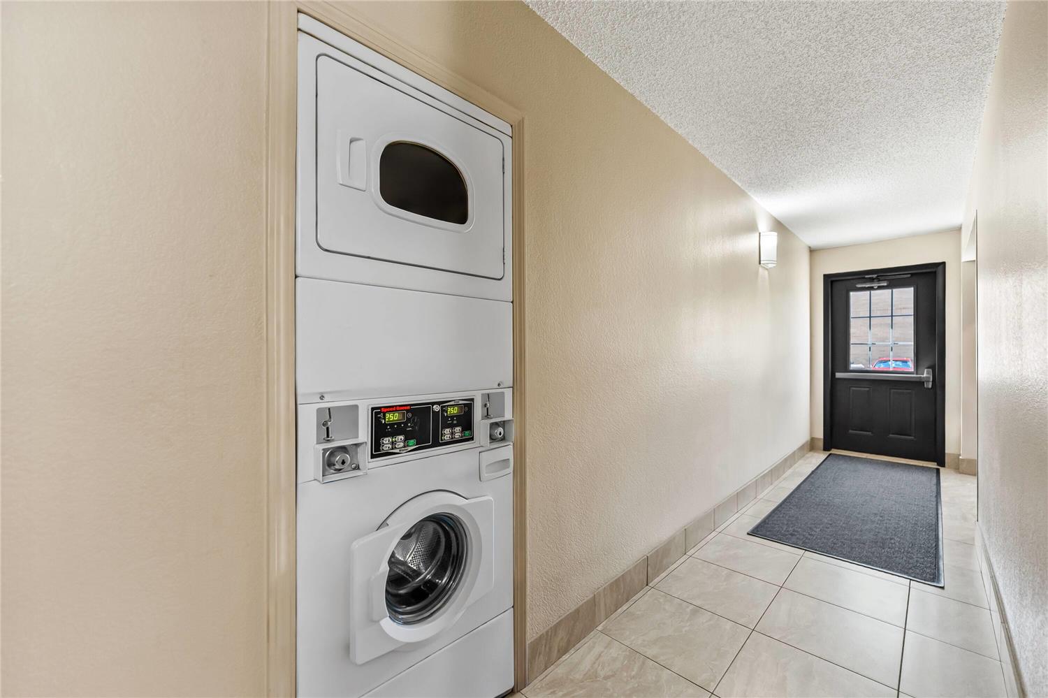 Super 8 by Wyndham Elgin 23/38