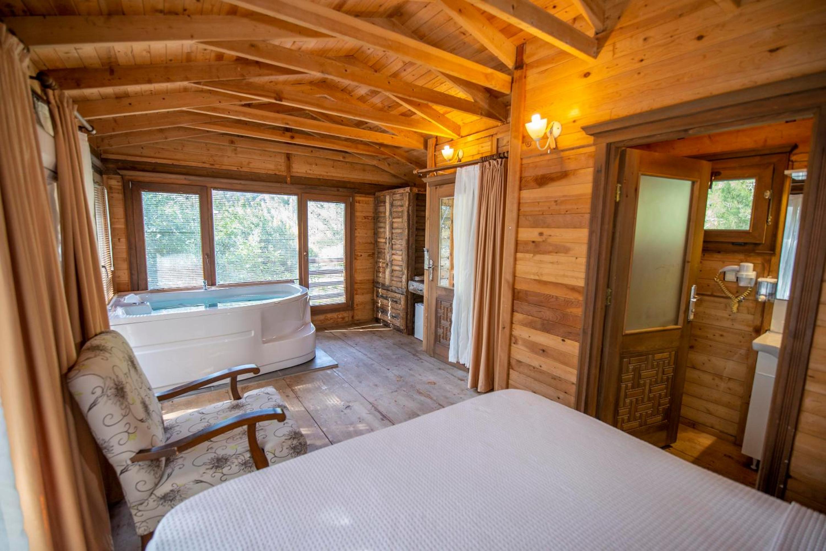House, Queen Bed, Hot Tub