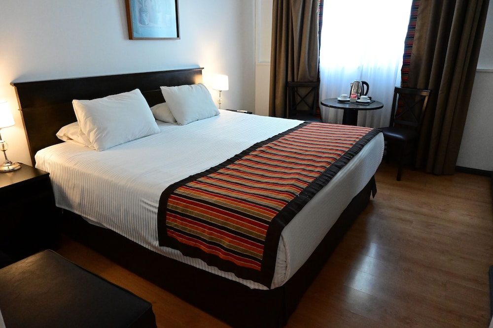 شقة عائلية بسرير كينج وسريرين منفصلين بغرفتي نوم، Mendoza Hotel 4/7
