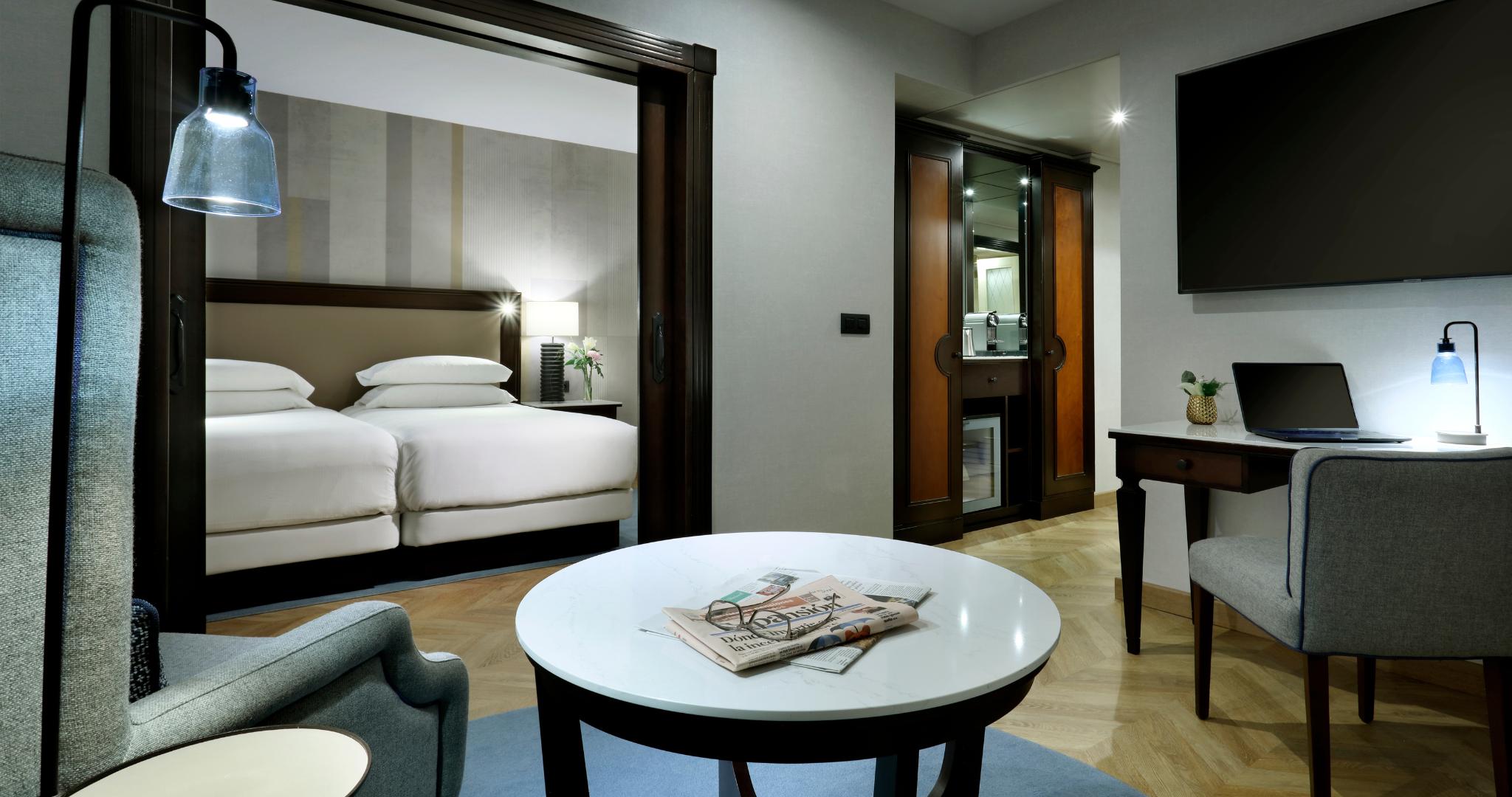 Regency, Suite, Twin Beds