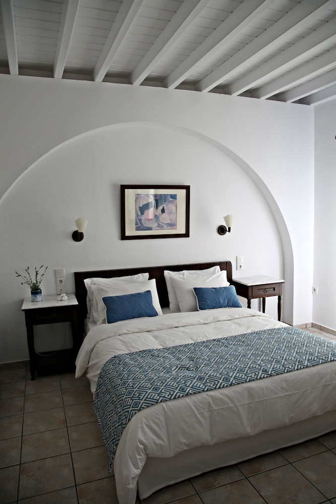 Pelican Bay Art Hotel 18/63