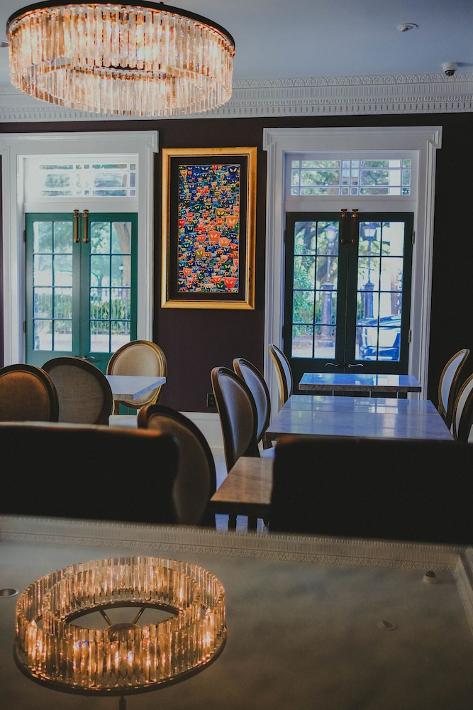 Royal Frenchmen Hotel And Bar 61/72
