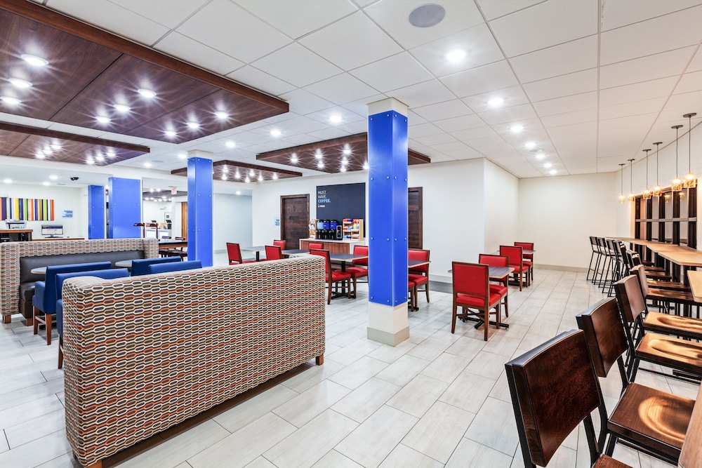 Holiday Inn Express Hotel & Suites Sealy 18/47
