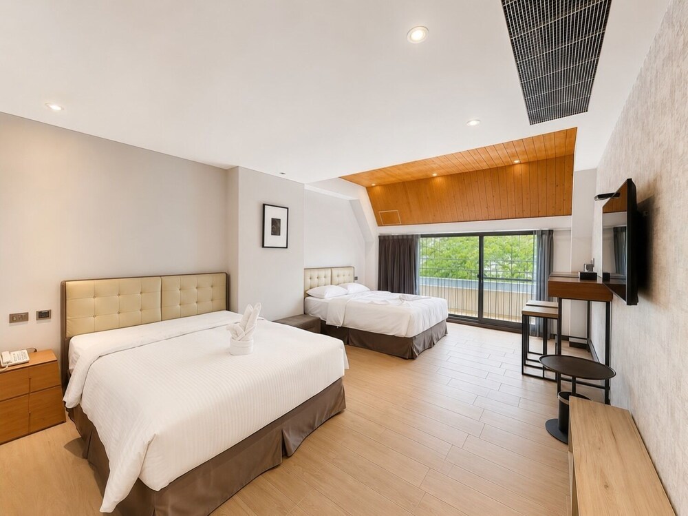 غرفة ديلوكس عائلية بسريرين كوين، 3 Door Hotel 2/10