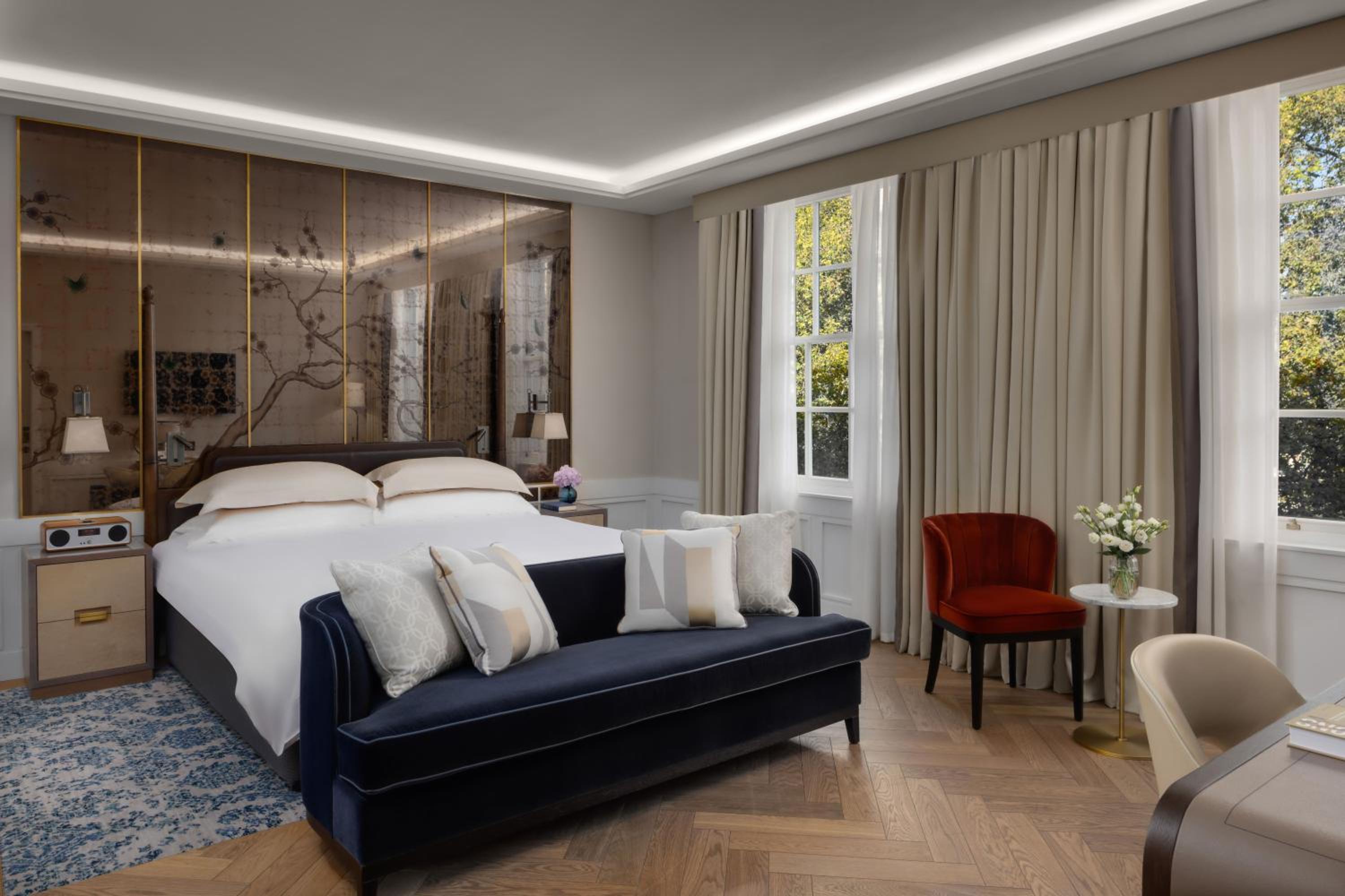 Suite, King Bed, Square View