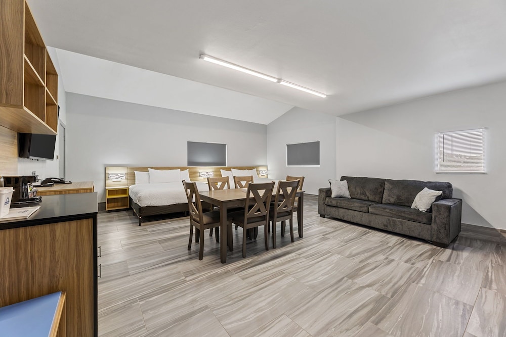 Days Inn & Suites by Wyndham Texas City 33/52