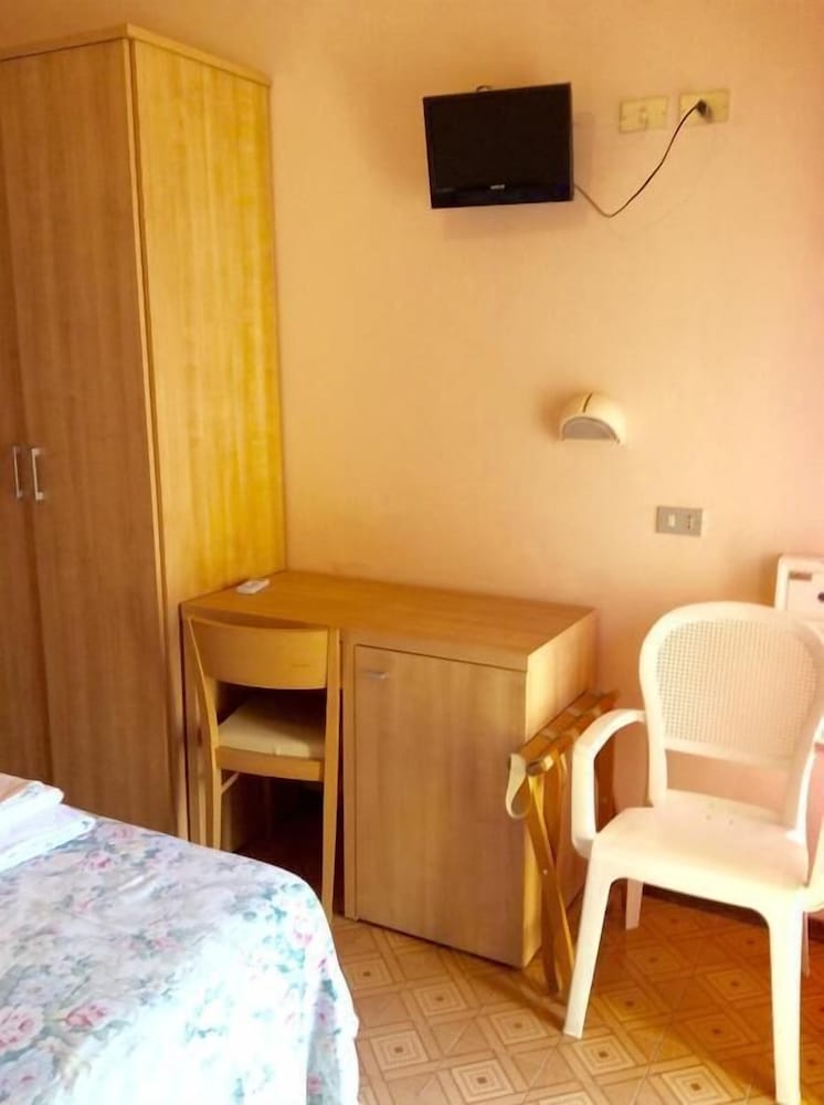 ROOM, SINGLE