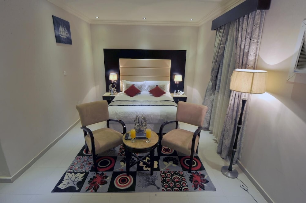 أجنحة الجنادرية 7(Al Janaderia Suites 7) 4/23