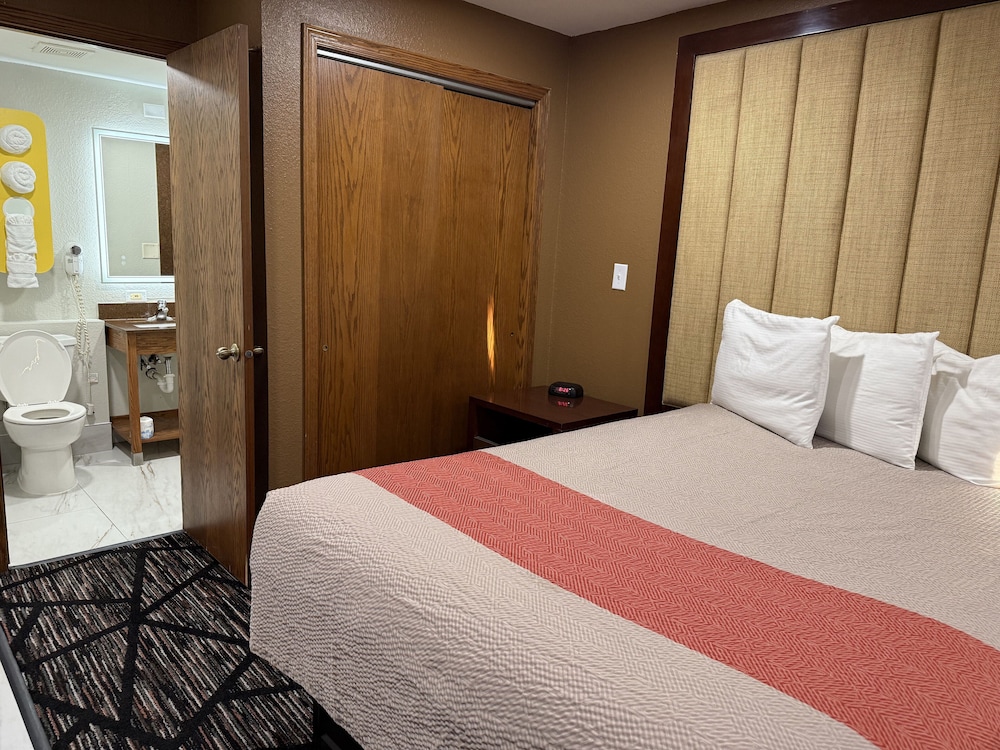 STUDIO, QUEEN BED